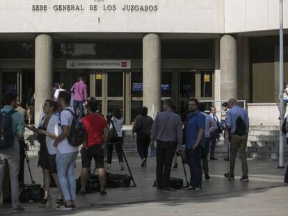 Periodistas, fotógrafos y cámaras a las puertas de los juzgados de plaza Castilla a la espera de la llegada de Cristina Cifuentes.