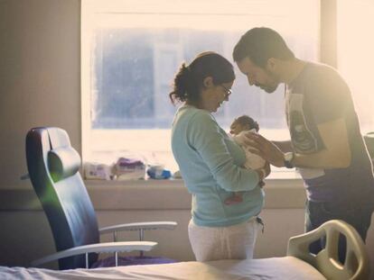 Padre y madre con su hijo recién nacido. En vídeo, Pablo Iglesias en el Congreso.