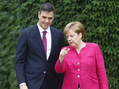 Angela Merkel y Pedro Sánchez en la puerta de la Cancillería.