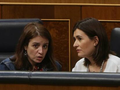 La portavoz socialista, Adriana Lastra, y la ministra de Sanidad, Carmen Montón, en el Congreso.