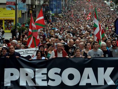 Manifestación por el acercamiento de presos de ETA el pasado 21 de abril. En vídeo, declaraciones de Pedro Sánchez.