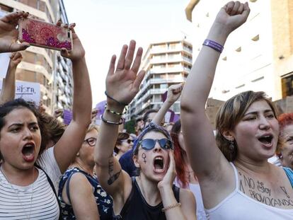 FOTO: Concentración en Valencia en protesta contra de la puesta en libertad de los miembros de La Manada. / VÍDEO: Consecuencias de la libertad provisional de los miembros de La Manada.