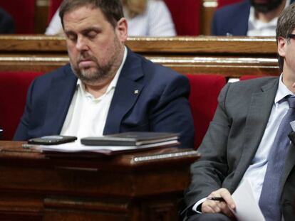 Oriol Junqueras (izquierda) y Carles Puigdemont, este miércoles en el Parlament.