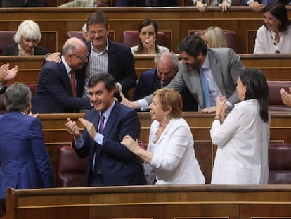 Los diputados felicitan a Cristóbal Montoro.