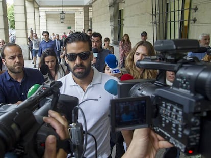 Antonio Manuel Guerrero, miembro de La Manada, a su salida el día 25 de los juzgados de Sevilla.