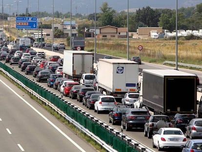 Retenciones y atascos el primer dÍa de la OperaciÓn Salida de verano, en la A-1 a las afueras de Madrid.