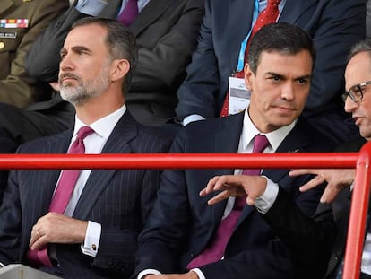 El rey Felipe VI, el presidente Pedro Sánchez, y el presidente de la Generalitat, Quim Torra, en la apertura de los Juegos Mediterráneos de Tarragona, el 22 de junio. En vídeo, declaraciones de Pedro Sánchez.