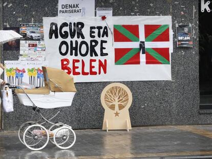 Una mujer pasea delante de una pancarta con un mensaje de despedida a una dirigente de ETA. En vídeo: La portavoz del Gobierno y ministra de Educación Isabel Celaá.