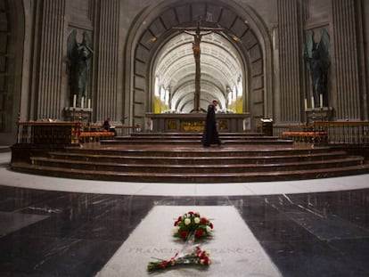 La tumba de Francisco Franco en la parte central del crucero y frente al altar de la Basílica del Valle de los Caídos. / Vídeo: Cómo sacar a Franco del Valle de los Caídos.