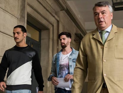 A la derecha, el abogado Agustín Martínez, junto a Cabezuelo y Escudero, dos miembros de La Manada.