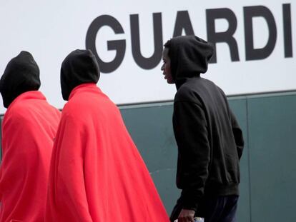 Tres inmigrantes rescatados en aguas del Estrecho el pasado sábado, en el puerto de Tarifa.