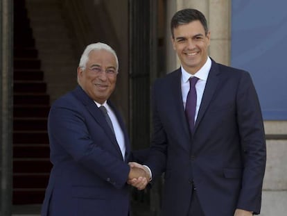 En la foto, Pedro Sánchez saluda al primer ministro portugués, António Costa, momentos antes del encuentro en Lisboa, este lunes. EFE