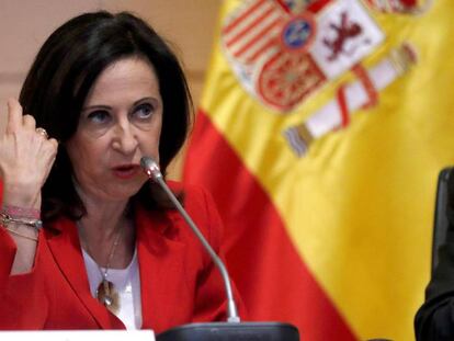 La ministra de Defensa, Margarita Robles, en una rueda de prensa este lunes en Madrid. En vídeo, votación en el Congreso para elegir al nuevo consejo de RTVE.