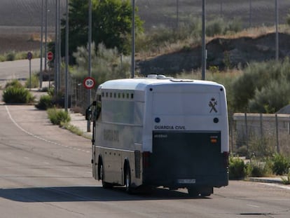 El autobús con los presos catalanes en la carretera de salida de la prisión de Valdemoro.