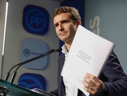 Pablo Casado exhibe sus trabajos del máster en la rueda de prensa que ofreció en abril tras la información de EL PAÍS. En vídeo, declaraciones de Casado.