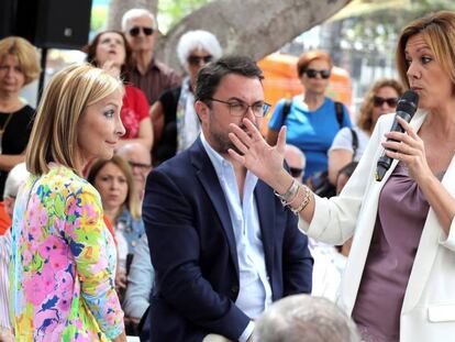 La candidata a presidir el PP María Dolores de Cospedal, este martes en un encuentro en el parque San Telmo de Las Palmas de Gran Canaria. En vídeo, la militancia del Partido Popular elige a su nuevo presidente.