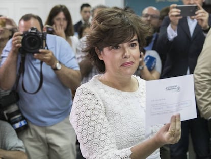 Soraya Sáenz de Santamaría votant a la seu del PP del districte madrileny de Salamanca, en les primàries del partit.