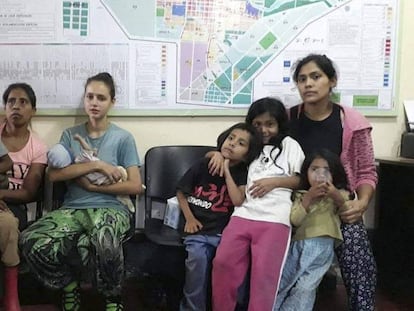 La española Patricia Aguilar, tercera desde la izquierda, con las otras dos mujeres encontradas durante el operativo, este jueves en Lima. En vídeo: El padre de Patricia explica la vuelta de su hija a casa