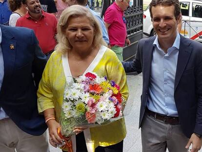 Ángeles Pedraza, expresidenta de la AVT, y Pablo Casado. En vídeo: Santamaría acepta el debate de Casado pero prefiere "dialogo abierto para el acuerdo”.