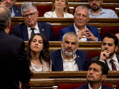 El presidente de la Generalitat, Quim Torra, contesta a la pregunta de la líder de Ciudadanos Inés Arrimadas (c), durante la sesión de control del Parlament después de la llegada de los presos independentistas a Cataluña.