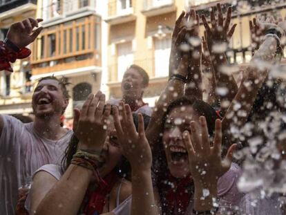 Ambiente en la plaza del Ayuntamiento de Pamplona tras el chupinazo. En vídeo: 24 horas en Sanfermín.