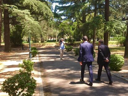 Pedro Sánchez y Quim Torra pasean por los jardines de La Moncloa tras la entrevista.