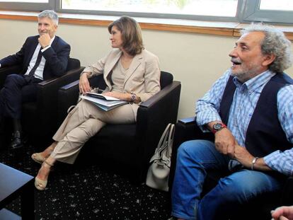 El ministro del Interior, Fernando Grande-Marlaska (2d), durante su visita a la localidad gaditana de La línea de la Concepción. En vídeo, declaraciones del ministro.