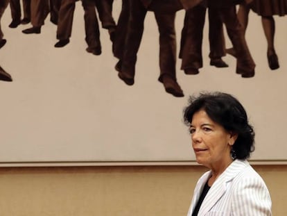 La ministra de Educación y Formación Profesional, Isabel Celaá, momentos antes de su comparecencia.