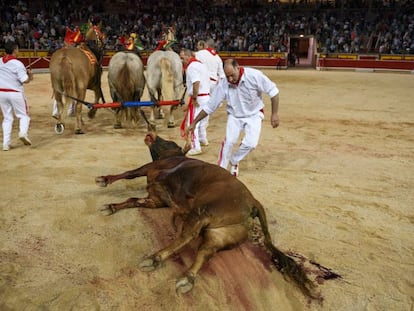 FOTO: Un animal es retirado de la plaza durante la Feria del Toro de Pamplona celebrada este mes de julio. / VÍDEO: Último encierro de San Fermín 2018.
