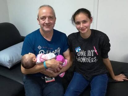 Aguilar, con su padre y su bebé.