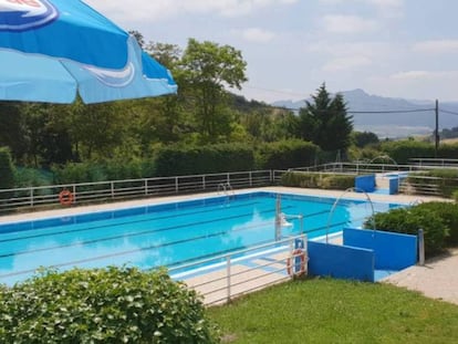 Imagen de la piscina municipal de Añana (Álava). En vídeo, el momento en el que los acampados manifiestan su desacuerdo.