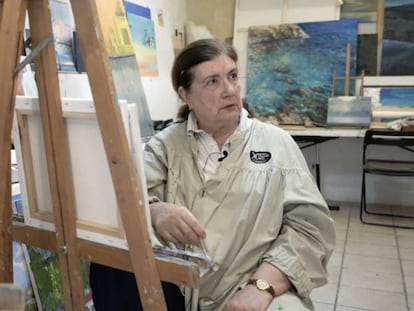 Ute Rebholz, traductora jubilada, posa junto a uno de sus lienzos.