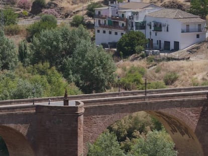 El puente que une a Montoro. En vídeo, el reportaje del pueblo completo.