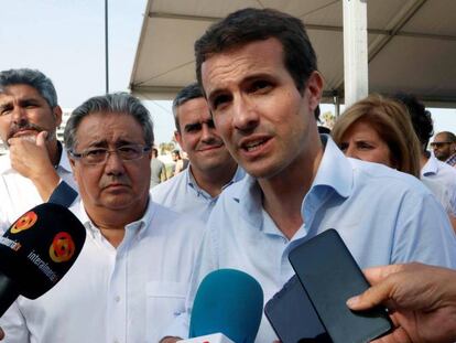 Pablo Casado, con el exministro Juan Ignacio Zoido este sábado en Roquetas de Mar.
