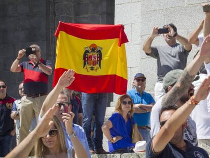 Profranquistas concentrados este domingo en el Valle de los Caídos para protestar por el plan del Gobierno de exhumar a Franco.