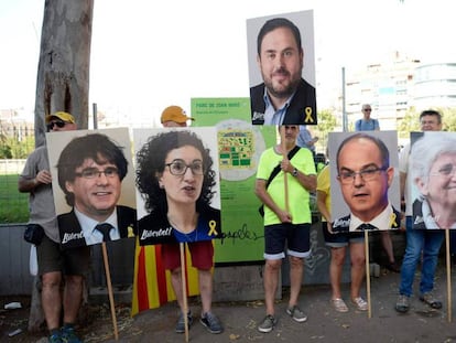 Carteles de apoyo a los procesados fugados y a los políticos presos en la manifestación del pasado sábado en Barcelona. En vídeo, las declaraciones del ministro de Asuntos Exteriores.