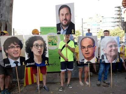 Carteles de apoyo a los procesados fugados y a los políticos presos en la manifestación del pasado sábado en Barcelona. En vídeo, las declaraciones del ministro de Asuntos Exteriores.