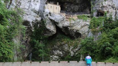 Un turista, en el santuario de la virgen de Covadonga, en Picos de Europa.