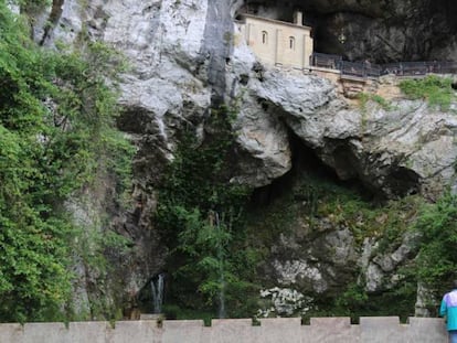 Un turista, en el santuario de la virgen de Covadonga, en Picos de Europa.