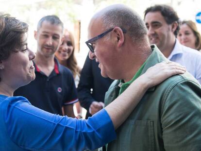 La candidata a presidenta del PP saluda a Baltar en el acto con compromisarios gallegos.