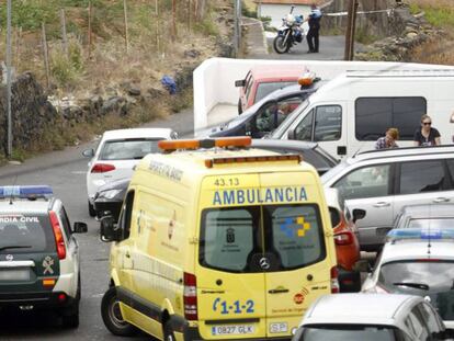 Guardia Civil y ambulancias, en la casa de La Orotava, al norte de Tenerife. En vídeo, declaraciones del alcalde de la localidad.