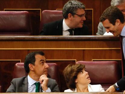 Pablo Casado, Soraya Saenz de Santamaria y Fernando Martinez-Maillo, esta mañana en el Congreso.