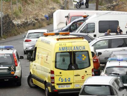 Agentes de la Guardia Civil y ambulancias, en la casa de La Orotava, al norte de Tenerife.