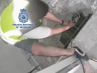 Operativo de la Policía en la intervención de unos zulos de hachís en Cádiz.