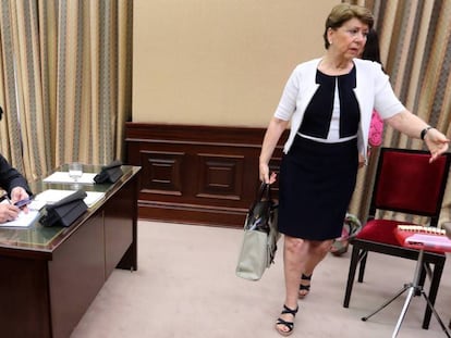 La exministra Magdalena Álvarez pasa junto al portavoz del PP José Ignacio Echániz sin mirarlo.