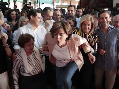 Soraya Sáenz de Santamaría sube a un estrado para dirigirse a sus seguidores en el acto final de campaña para liderar el Partido Popular. En vídeo, el final de campaña de Pablo Casado y Soraya Sáenz de Santamaría.