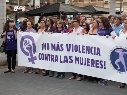 Decenas de personas se concentran en Tenerife para repudiar el “crimen machista” de la familia hallada muerta en La Orotava. En vídeo, declaraciones de Elena Máñez, delegada del Gobierno en Canarias.