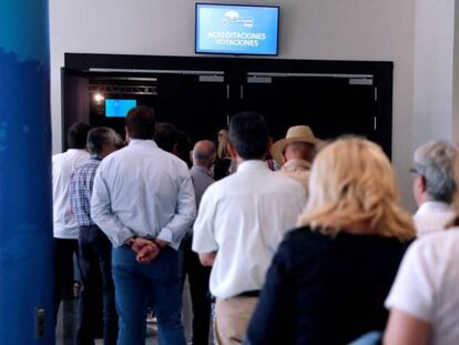 Vista general de los compromisarios para acreditarse en el Congreso Nacional del Partido Popular