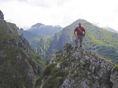 Julio Martínez Pérez, descendiente de El Cainejo, subido a unas rocas en la parte leonesa del Parque Nacional de Picos de Europa. En vídeo, reportaje sobre el centenario del parque.