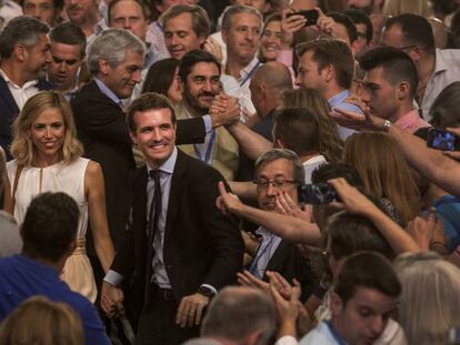 Pablo Casado junto a su esposa, Isabael Torres, tras ser proclamado presidente del PP. / En vídeo, Pablo Casado es proclamado líder del PP (ATLAS)